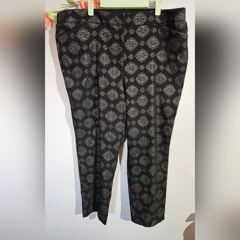New Liz Claiborne Emma Fit Cropped Black With Silver Pants Size 18